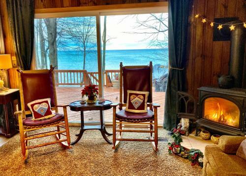 Maple Cottage On Secret Cove In Parkland