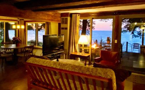 Pine Cottage On Secret Cove In Parkland