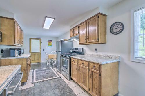 Watkins Glen Lakeview Cottage With Waterfall!