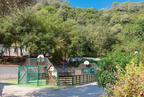 Camping Au Vallon Rouge **** - Maeva