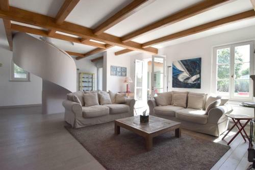 Dans Le Centre De La Couarde, Superbe Villa Familiale