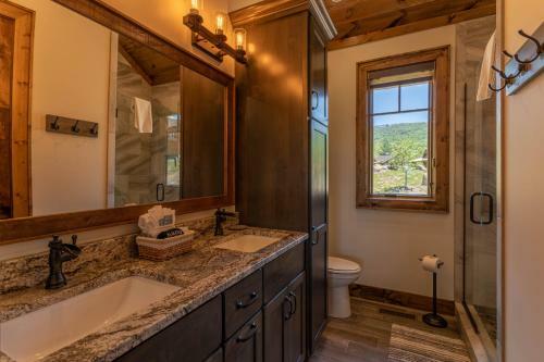Kikis Hideaway At Eagles Nest - New Home! Two King Masters, Firepit, Deck Fireplace!