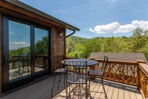Kikis Hideaway At Eagles Nest - New Home! Two King Masters, Firepit, Deck Fireplace!