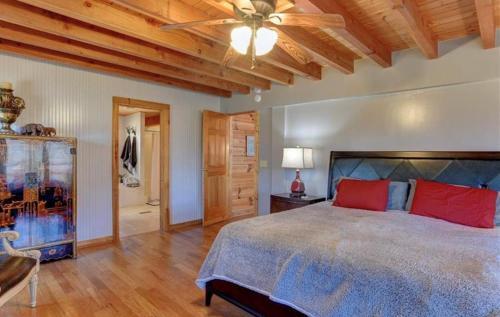 Black Mountain Hilltop Retreat