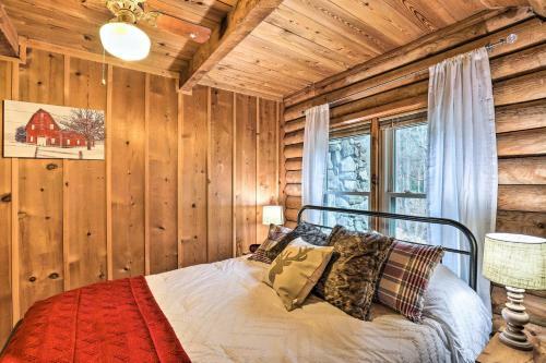 Waynesville Cabin With Deck, Grill And Fire Pit!