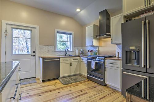 Renovated Carrboro Home With Deck And Fire Pit!