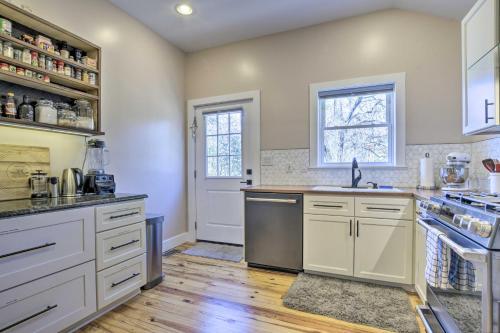 Renovated Carrboro Home With Deck And Fire Pit!