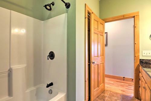 Stunning Cabin With Game Room And On-site Hiking!