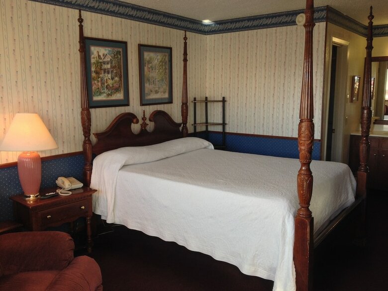 Motel Warrick Plaza Inn