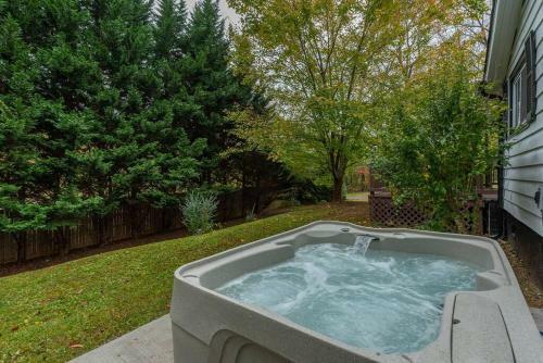 Skyview Hideaway W/ Hot Tub!