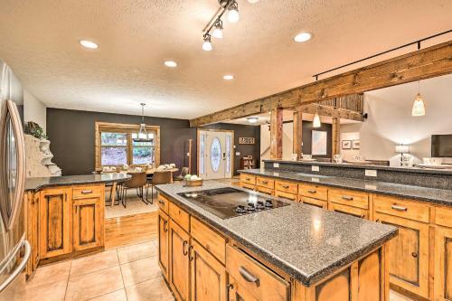 Spacious Elk Park Lodge With Hot Tub And Fire Pit