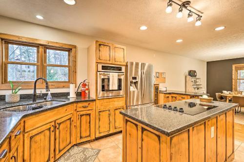 Spacious Elk Park Lodge With Hot Tub And Fire Pit