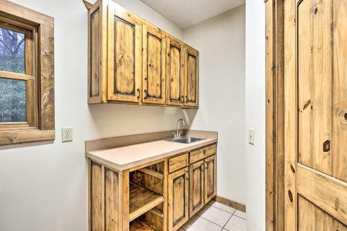 Spacious Elk Park Lodge With Hot Tub And Fire Pit