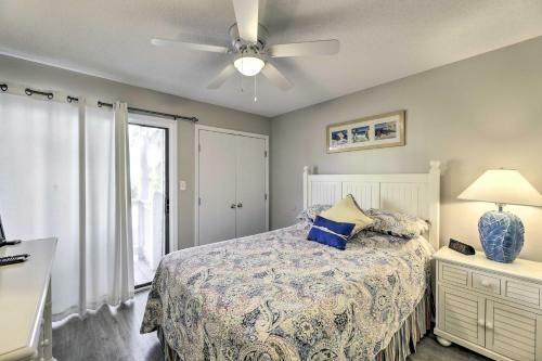 Apartamento Vibrant Emerald Isle Condo With Beach Access!