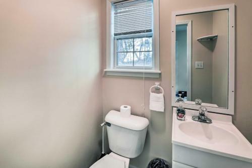 Bright Emerald Isle Getaway Less Than 1 Mi To Beaches
