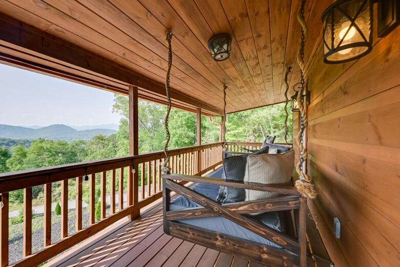 Beautiful Franklin Home With Mountain Views!