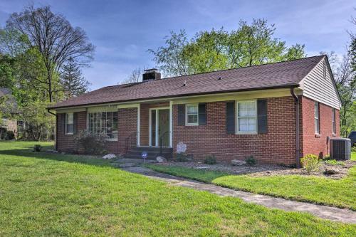 Dog-friendly Home With Yard 1 Mi To Downtown!