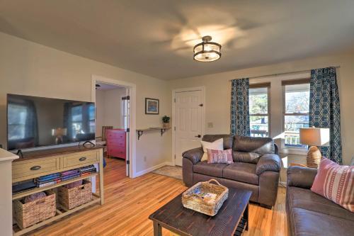 Cozy Hendersonville Home With Deck And Fire Pit!