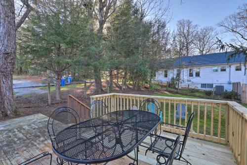 Cozy Hendersonville Home With Deck And Fire Pit!