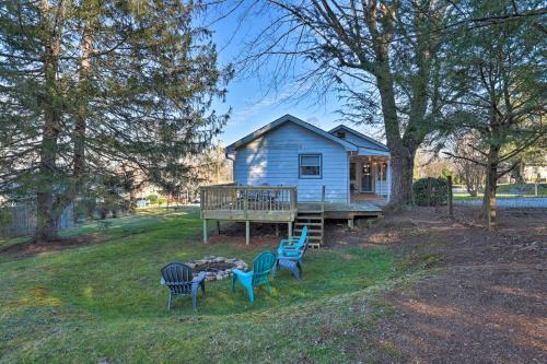 Cozy Hendersonville Home With Deck And Fire Pit!
