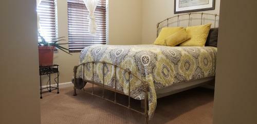 Spacious Contemporary Cottage Home (queen Bdrm)