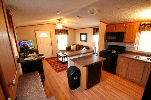 Hostal Eagle Ford Village Suites