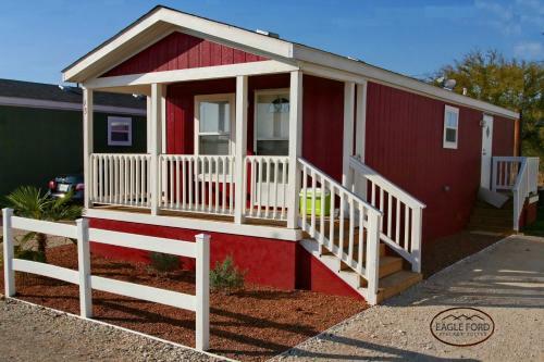 Hostal Eagle Ford Village Suites
