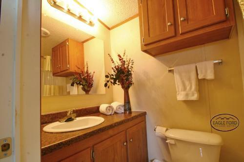 Hostal Eagle Ford Village Suites