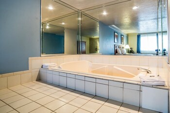 Econo Lodge Inn & Suites Logan