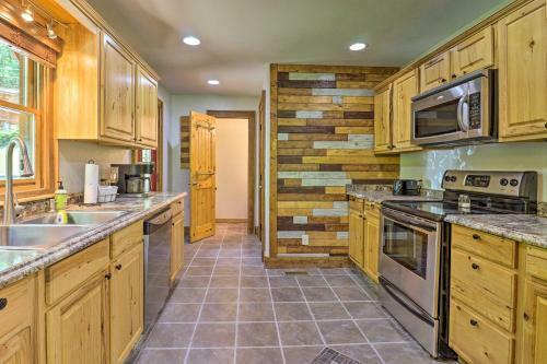 Updated Cabin Less Than 10 Miles To Skiing And Hiking!