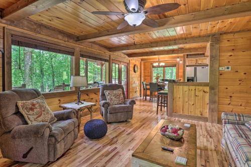 Updated Cabin Less Than 10 Miles To Skiing And Hiking!