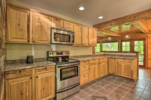 Updated Cabin Less Than 10 Miles To Skiing And Hiking!