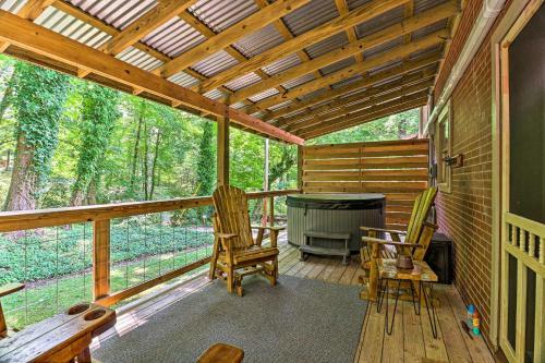 Luxury Creekside Maggie Valley Cabin With Deck!