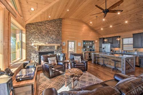 Private Luxury Cabin With Long Range Mtn Views!