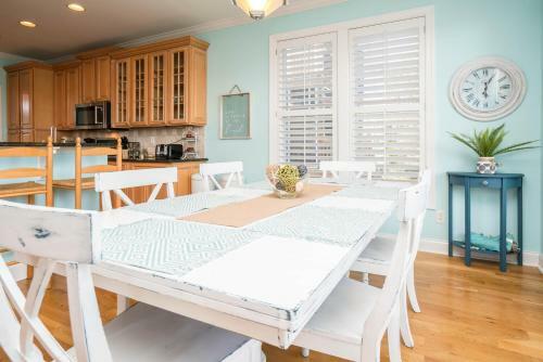 Oki's 4th Row Ocean View Home With Private Pool And Spa!