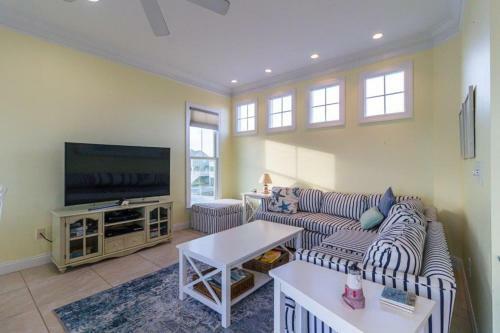 Luxurious Oceanfront Located In Oki's Paradise Shores