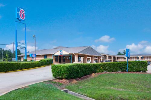 Motel 6 Marshall