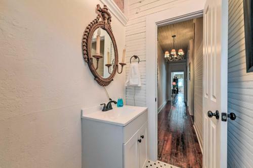 Bright Spencer Apartment - Newly Renovated!