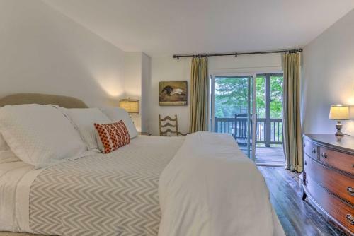 High-end Sapphire Retreat On Fairfield Lake!