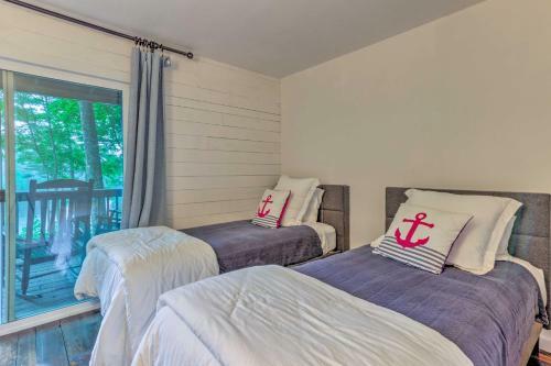High-end Sapphire Retreat On Fairfield Lake!