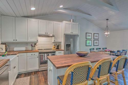 High-end Sapphire Retreat On Fairfield Lake!