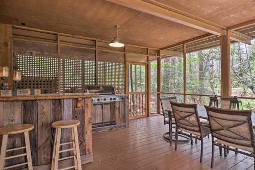 Make Your Mark Cozy Sapphire Cabin With Hot Tub!