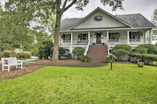 Cottage Garden Home With Screened Patio And Yard!