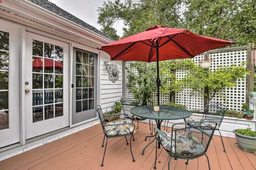 Cottage Garden Home With Screened Patio And Yard!