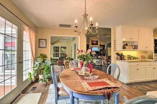 Cottage Garden Home With Screened Patio And Yard!