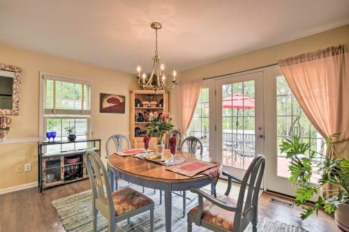 Cottage Garden Home With Screened Patio And Yard!
