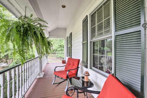 Cottage Garden Home With Screened Patio And Yard!