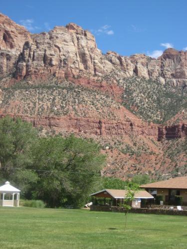 Hotel Bumbleberry Inn