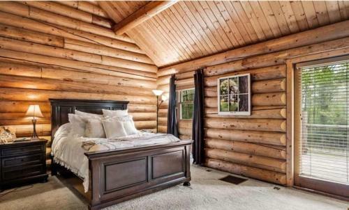 Luxury Log 7bed/6.5bath Cabin: Theater, Game Room, 7 Acres!