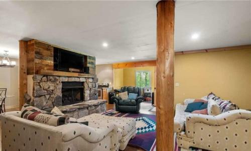 Luxury Log 7bed/6.5bath Cabin: Theater, Game Room, 7 Acres!